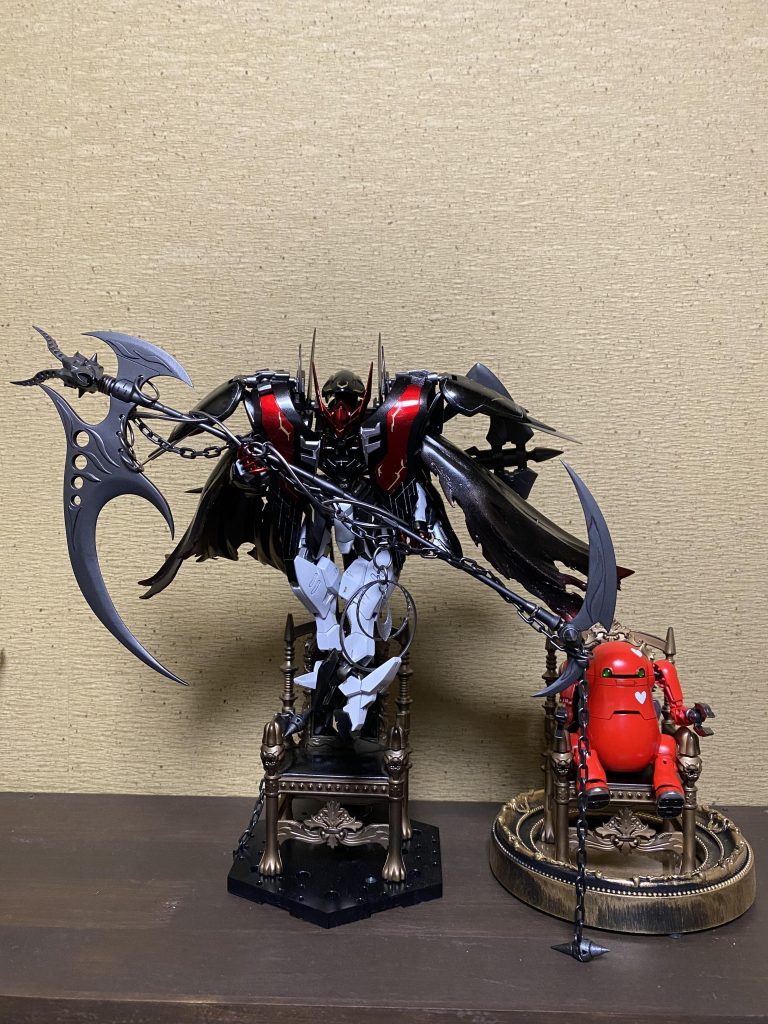 顔のパーツは割れるし、黒外装は結局３回くらい塗り直し…大鎌は何回やってもヒケが消えないし…各部パーツはポロポロ取れるのでふっくらさせたり、支柱入れたり…特に肩アーマーはすぐに取れるので…接続部をプラ板で延長し、差し込みシロを長くしたりと結構大変でしたが…今はコワモテ死神君が可愛い召使いウィーゴ君と仲良く並んどります❤️🫠🫠🫠❤️まとめるのが下手で長〜い投稿でしたが…最後まで見ていただきありがとうございました🤩🤩🤩