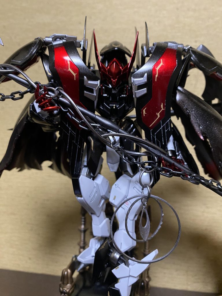 ✨正面接近ショット✨✨外装塗装✨クリアレッドのキャンディ塗装を中心に、ブラックパール塗装､マント表面は黒下地にクリアレッドでグラデーション塗装&ほんのりシルバー🎨 脚部ホワイトはフィニッシャーズのスーパーシェルホワイト&ブルー少々・グレー少々🎨✨内部塗装・部分塗装✨スターブライトアイアン&黒少々を中心に、部分塗装はエナメル：シルバー・ゴールド・カッパーを筆塗りで塗り分け🎨✨大鎌・アクセサリー✨スターブライトアイアン⑧ 黒②くらいを下地に、Mrメタリックカラー：ダークアイアン・ゴールド少々を調色して塗装✨乾燥後、塗膜をメガネクロスで磨いて陰影を強調しながら光沢出し🎨✨玉座✨ ※１００円均一：原産国 Seria 黒鉄色を下地にMrメタリックカラー：ゴールド・アイアン少々を調色して塗装🎨 乾燥後、エッヂ部などをわざと磨きまくって塗膜を剥がし、使い古した感じの玉座にしています🎨 ※アクセサリー・LEGOチェーン・玉座はマルチプライマー塗布✨墨入れ・エナメル塗料✨・レッド部：ブラック　・ブラック部：シルバー　・ホワイト部：ダークグレー✨デカール✨アシタのデカール：ニューロン&オペレーションテキスト：ゴールドを中心にペタペタ🫡 死神・悪魔イメージなので黒塗装部にゴールドデカールで高貴な感じをだつつ、あまりデカールいっぱいは変だと思ったので、コーションデカールなどは控えめ😊肩にワンポイントマーク😁