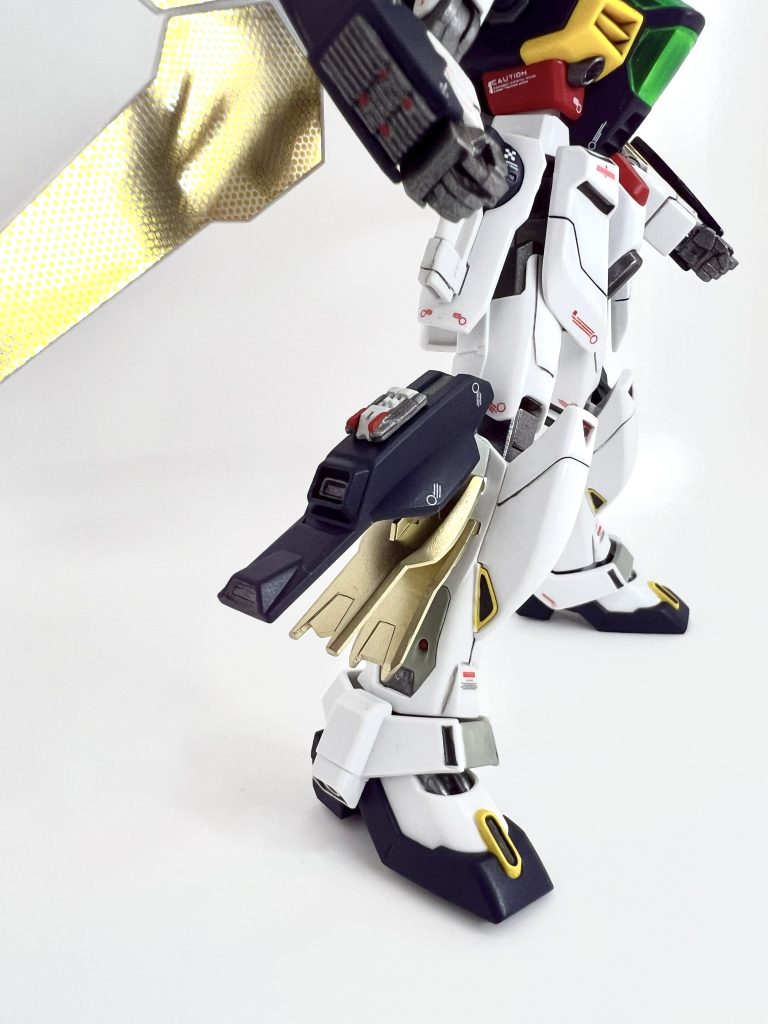 フィンはヤスリがけして薄くしています。