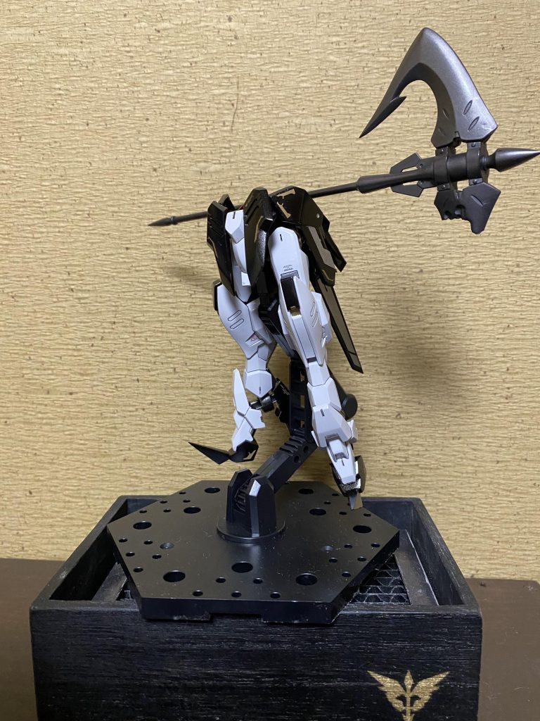 ★腰部★腰部は腰部アーマー・フロントアーマーが一体型だったので、切り離してフロントアーマーが独立稼働出来るように改造🫡 腰部アーマーはグリムゲルデに変更し、使わなくなった腰部アーマーに鋭く長いプラ板を貼り付けて加工し、腰部背面内側に接続・取り付け🫡 グリムゲルデの腰部背面アーマーを背面に取り付けバトルアンカーを固定出来るように改造🫡★脚部★爪先にプラ板貼り付けて鋭利な形状に削り出し🫡 ヒール部も削り込んで鋭利に形状変更🫡