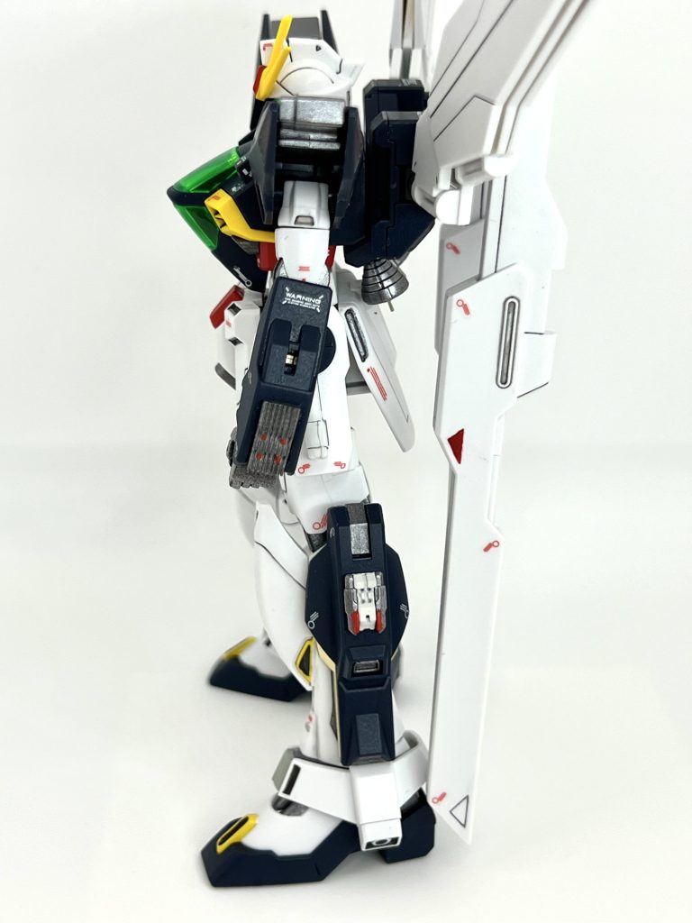 放熱フィン、コンデンサーをイメージしてフィンカバーにパーツを取り付けました。腕部はわざわざ彫刻刀で彫って埋め込み風にしたのですが、思ったよりも外見に変化なく、かけた労力に見合わない改造でした、、