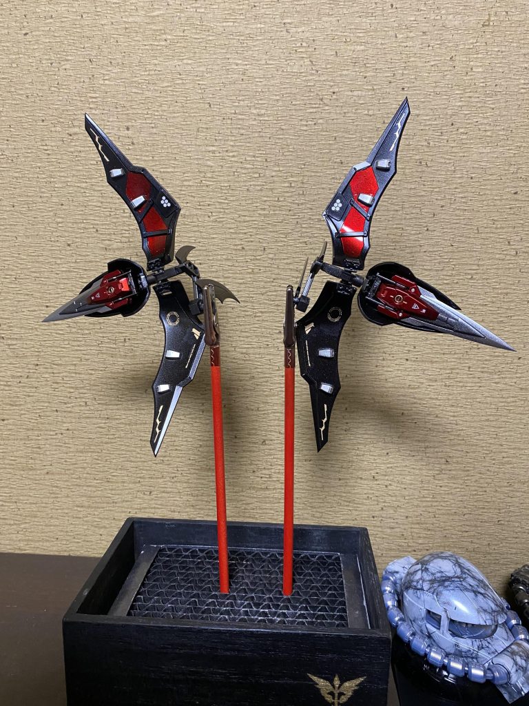 ★アクティブクローク展開状態★側面パーツの内側にはダブルオーの武器を取り付けられる様に改造🫡 ダブルオー武器のクリアパーツもシルバーで塗装🎨 内側にもアシタのデカールを貼り付け✨