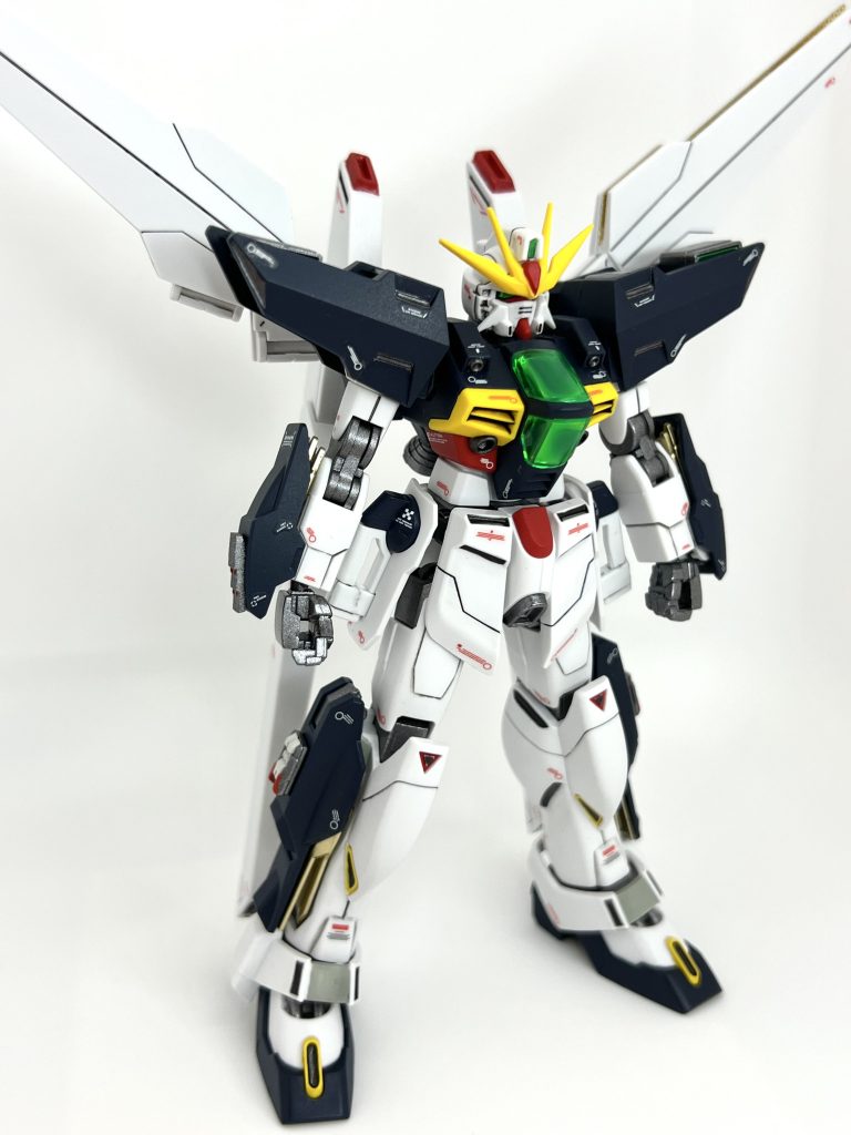 胸のクリアパーツは、緑が明るすぎたのでクリアブルーを塗装して調整。