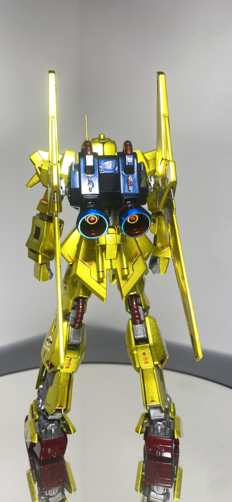 背部バーニアについては、成形異常で変形していたので、家にあったバカデカバーニアをつけました。ガンプラで初めて不良品に出会い、こんな事もあるんだなー。と思いました。