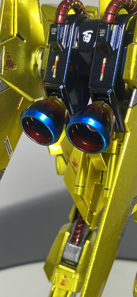 バーニアの塗り分けはとても楽しくて、ワンパーツなのに多層構造でしたので、内壁はガンメタサフにクリアレッドのワインレッド、中心は金色の中心はキャンディレッド、外はスターブライトシルバーを下地にしてチタン焼きにしました^_^