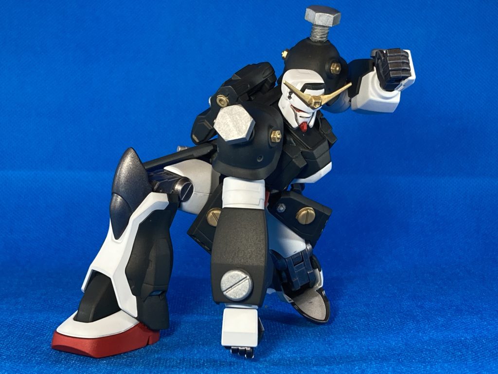 腰アーマーの接続軸を変更したため、必殺技のガイアクラッシャーも何とか再現できています。