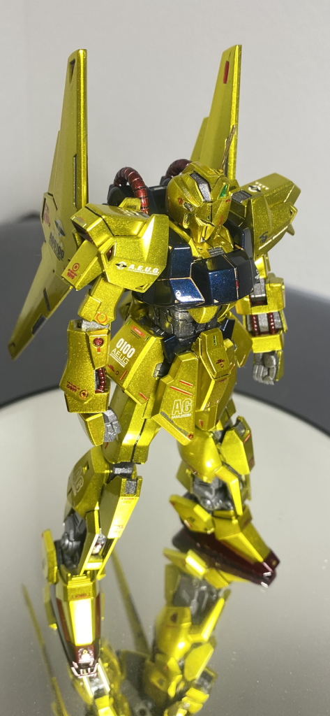 胴体部分はプリズムブルーブラック、足のシリンダー、パイプ、スリッパはガンメタサフを下地に使ってダークな色合いにしました。プリズムブルーブラックの特性がクリアカラーに近いものと知らずに使って中々発色せず焦りました。