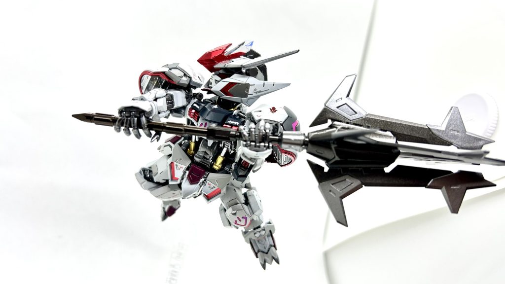 メイスを構えたポージング！メイスも細かい色分けを施しました！