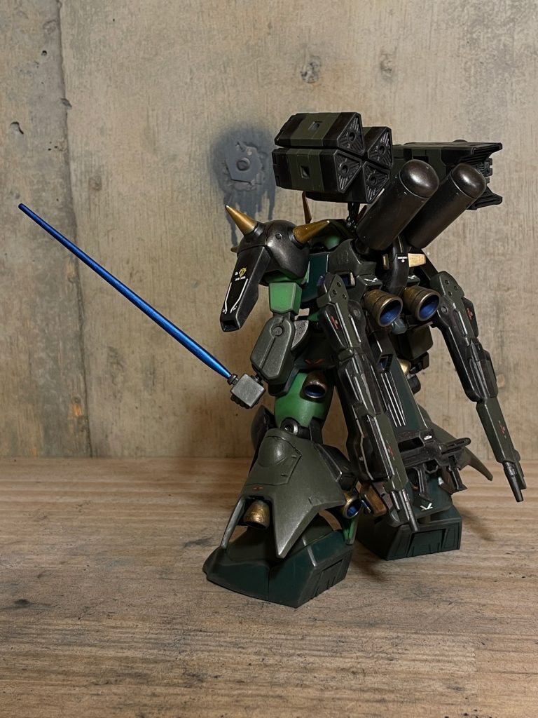 本編ではハマーン様愛が暴走して、武器を持たずに出撃するマシュマー!それでもサーベルだけで敵を薙ぎ倒し、能力が溢れて爆散となりましたが、その高機動性と基本能力の高さは、ジオンの維新をかけたザクのフラッグシップとして爪痕を残しました。