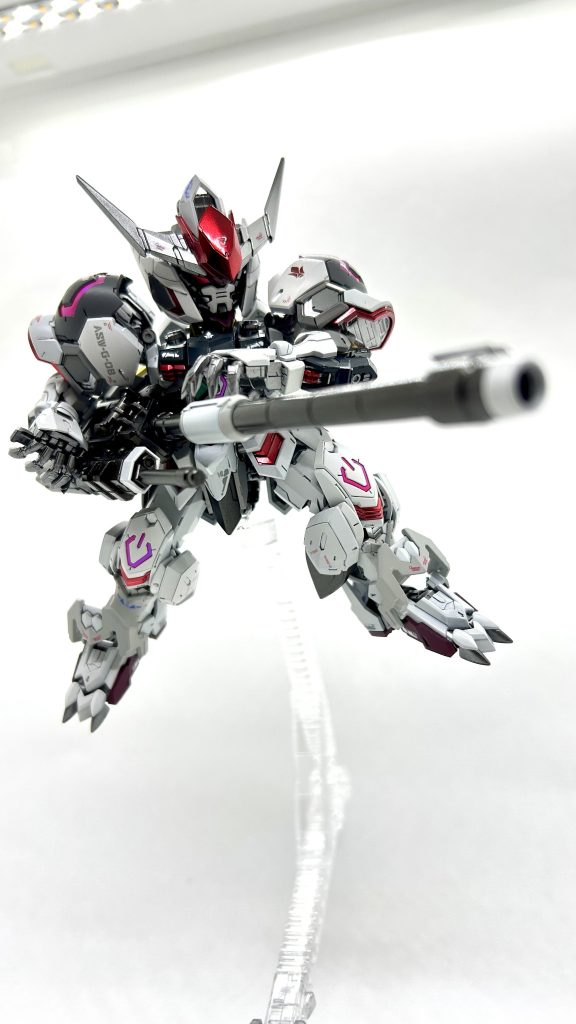 滑空砲を構えたポージング！動かし甲斐のあるガンプラですね✨