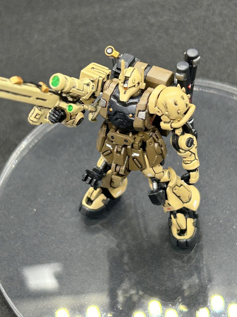 左肩のトゲトゲも頑張って作りました👍バルカンも真鍮線のパイプをはめ込んでます。モノアイも金属ビーズで作ってます。