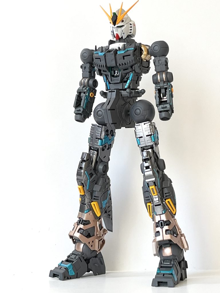 内蔵フレームはほとんど見えなくなりますが、頑張って塗り分けました。塗装レシピはこちら。本体及びファンネルの濃紺:クレオス ホワイトサーフェイサー→ガイア プリズムブルーブラック→クレオス つや消しクリアー白:クレオス つや消しクリアーグレー:ガイア ニュートラルグレーⅡ赤:ガイア ブライトレッドイエロー:ガイア 橙黄色サイコフレーム:クレオス シルバー→ガイア 蛍光ブルーグリーン→ガイア プリズムパステルミントグリーンブルー武器類の濃紺:クレオス ネービーブルー→クレオス つや消しクリアー足首や肘関節の差し色:クレオス カッパー肩関節:クレオス ゴールド内部フレーム:ガイア メカサフヘヴィバーニアや内部フレームのメタリック色部分:フレームメタリック(1)+(2)、フレームメタリック(2)台座:クレオス ホワイトサーフェイサー→ガイアブライトレッド