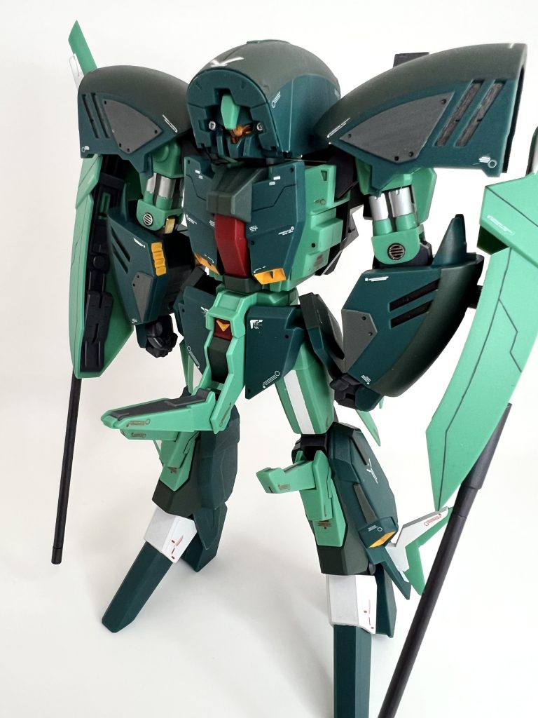 太腿は合わせ目消しで変色してしまったので白のラインをイメージして塗りつぶしてごまかし。ウェザリングした方がよかったかも。