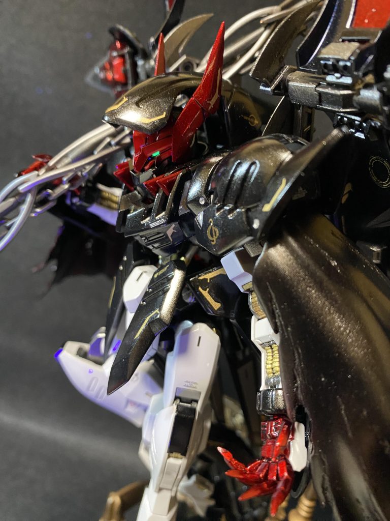 ✨斜め接近ショット✨もちろんビコーンシステム搭載💚イケメンやな〜🤩　顔のホリが深すぎてほとんどツインアイが見えないけど…😂 特茶的な爪はドライヤーで熱っしながら形状を手招きしているように変更し、先端をピンピンに尖らせています💅 大鎌を持たせようとしたんですが…折れちゃいそうだったので、見た目・雰囲気重視に💅