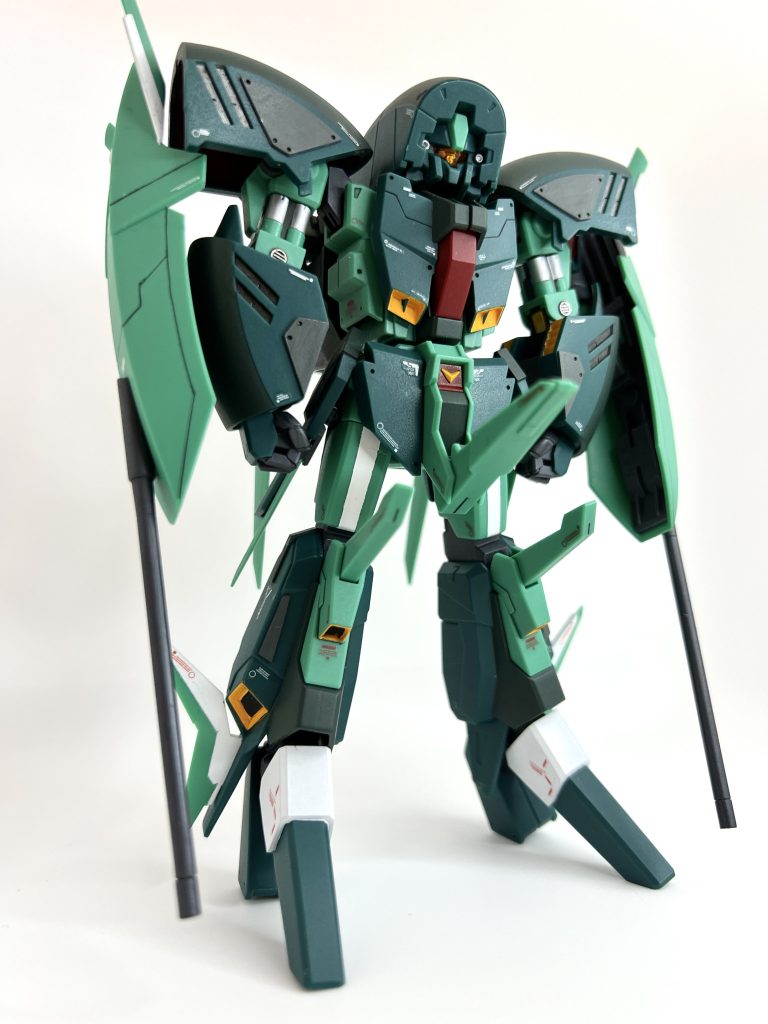 肩、腕部はプラ板で装甲を追加しました。アニメよりも足が細い、、