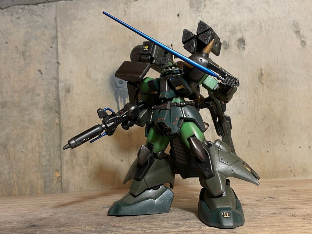 その機体に継続戦闘能力を上げる強化を施しました。コトブキヤのミサイルポッド2種、パワードアームのビーム砲を腰部背面に配し、スカートにショートビームライフルを積みました。