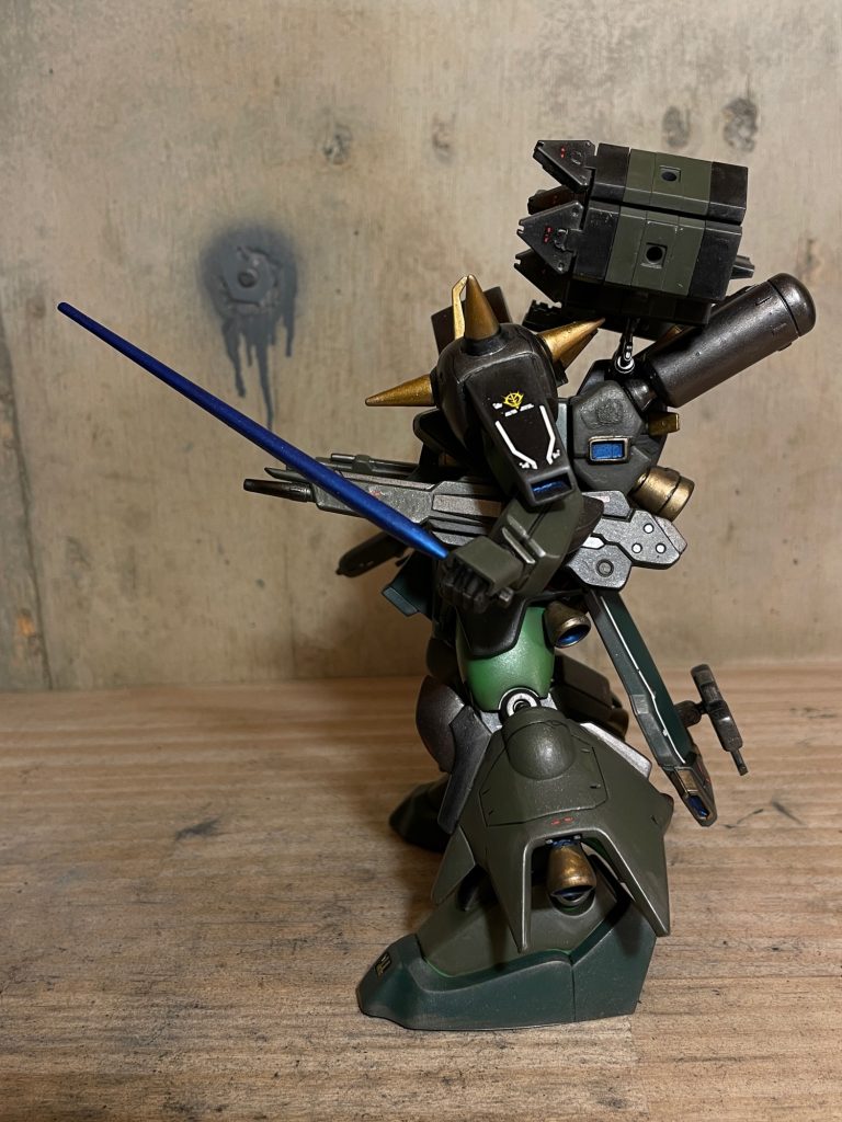 問題はマシュマーがこれらの武装を忘れて出撃してしまう事。装備して出撃しても、早々にハマーン様愛が溢れて武器を使わないまま『バンザーーイ‼️』してしまうことかな。