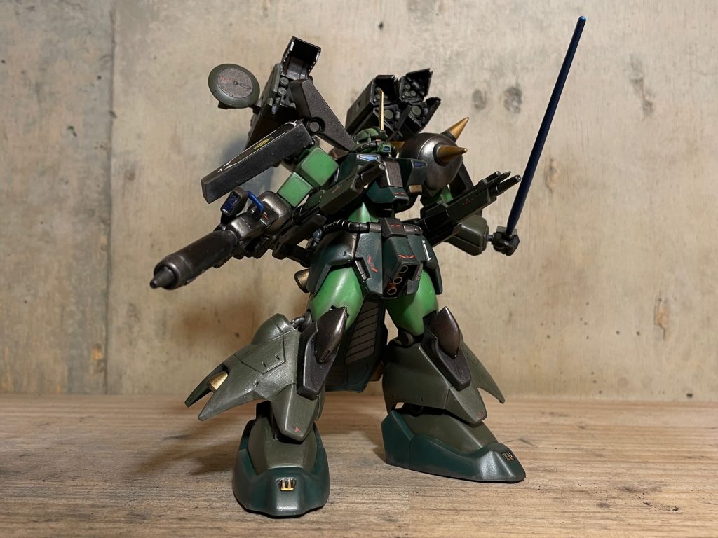 ミサイルポッド展開&ビーム砲発射状態。これだけ積んでも並のMSを凌駕する機動力はキープされているし、使った武器はパージして素体のザクIII改で無双する事は可能でしょう。