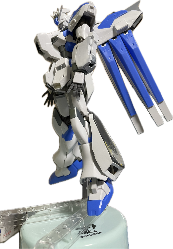 強化型。胸部のiフィールド発生装置はEx-sガンダムから。HGUC νガンダム HWSからリアアーマーと脛の増加スラスターは上下左右に切り詰め小型化したものを着けています。