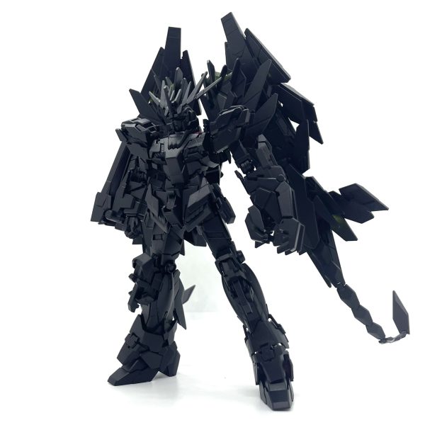 ユニコーンガンダムデストロイモード（最終決戦仕様）福岡限定キットになります。仮組みをして、黒サフを吹いた状態です。最初はキャンディ塗装っぽい感じで、そのままの色で塗装しようかなと思っていたのですが、とりあえずこのモデルは敢えてバンシィっぽいカラーと仕様で作ってみようと思っています！ひとまずサイコフレームまで吹き終わりました。まだまだ先は長そう…。やっとメインカラーの1色目とツヤ消し塗装が完了！ちょっとヒケの残っている箇所はあるけれど、まぁ今回は全塗装のリハビリという事で妥協も必要かなと…笑あともう少し！（2枚目）