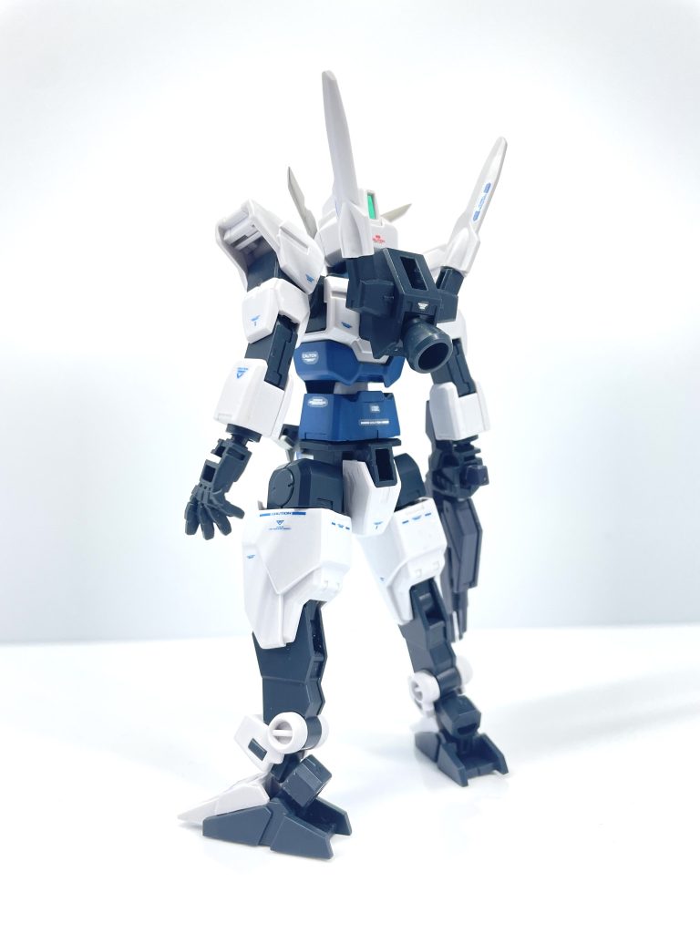 ・背部コアガンダム2本体には青と白のデカールを使おうと決めていたのですが頭部に赤いデカールを貼り付けていたことをすっかり忘れていました(笑)ちょっとしたミスです。