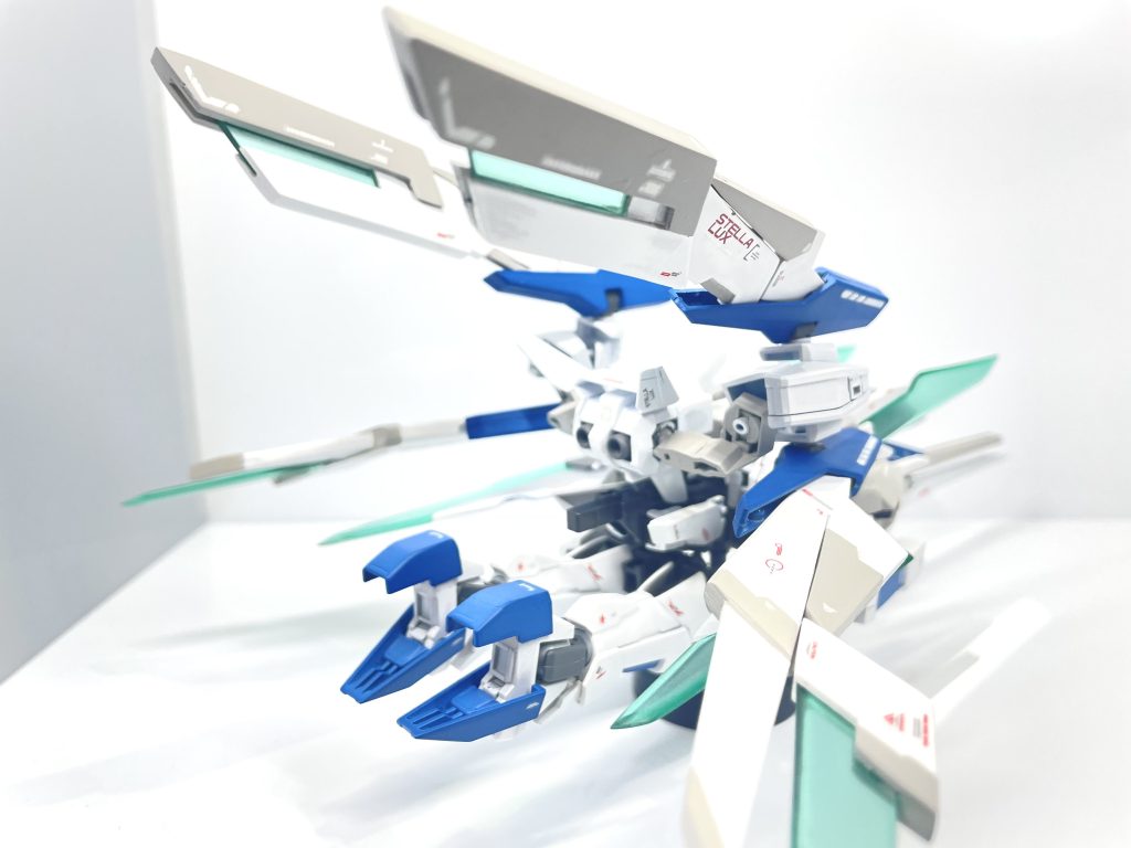 ・ステラルクス アーマー 背部アーマー本体には赤と白のデカールで仕上げています。機体名とオリジナルの型式番号も自作デカールを貼り付けてディテールアップさせてます。