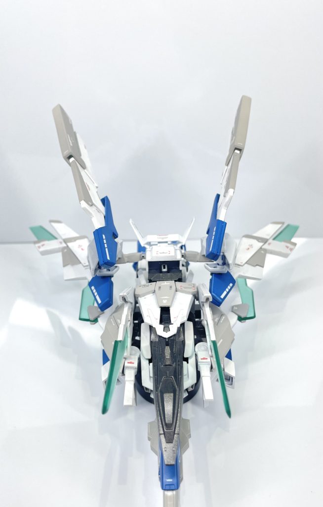 ・ステラルクス アーマー 正面今回アーマーに関しましては結構ブルジョアなパーツを使用しています。ガンプラ歴が浅い自分ではレアなパーツを準備出来ませんでした。それもあって基本全体を所有していたAGE2をベースに制作しています。ガンプラ歴が長い兄から貴重パーツを色々譲ってもらい完成させました。感謝でしかないです😭◈ アーマー使用パーツ・肩 胴 フロントスカートetc. AGE2・頭部ブレードアンテナ ダブルオースカイメビウス・脚 サイドスカート 腕トランジェントガンダム・スラスター ダブルオーダイバー・ソード系武器 アメイジングエクシア・リアスカート ユーラヴェンアーマー・基本アーマーベース アースリィアーマー