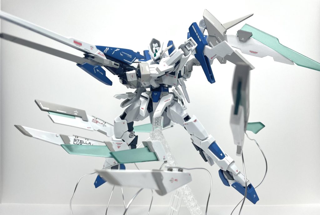 ・ポーズ1背負いもののパーツは別れてファンネル状態になります。ファンネル部分は全てプラ板から加工して作りました。透明パーツも1から加工しております。凄く大変でした😅ビーム系ファンネルが4枚ブレード系ファンネルが4枚全部で8枚のファンネルが装備されてます。内ファンネル2枚はサイドスカートに配置されてます。サイドスカートにもビーム兵器を搭載している設定です。