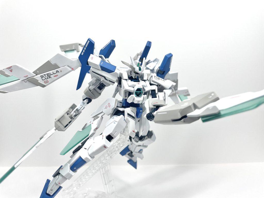 ・ポーズ3バックの背負いものにはソード系統のパーツも装備されています。全部装備すると6枚の羽に見えるようにしました。