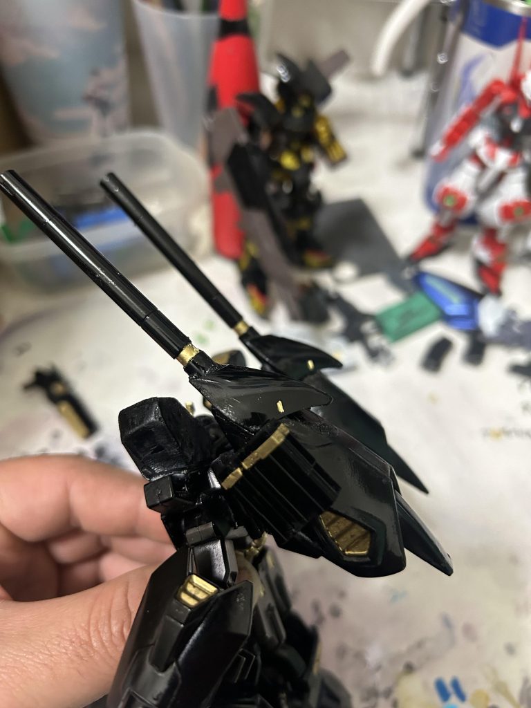 肩にブースター兼ビームキャノンを装備品させました。砲身はラゴゥのビームキャノンを取り付け、横にミサイルポッドを左右合わせて10門ブースター本体はスクランブルガンダムの足を改造し、素体にしました。