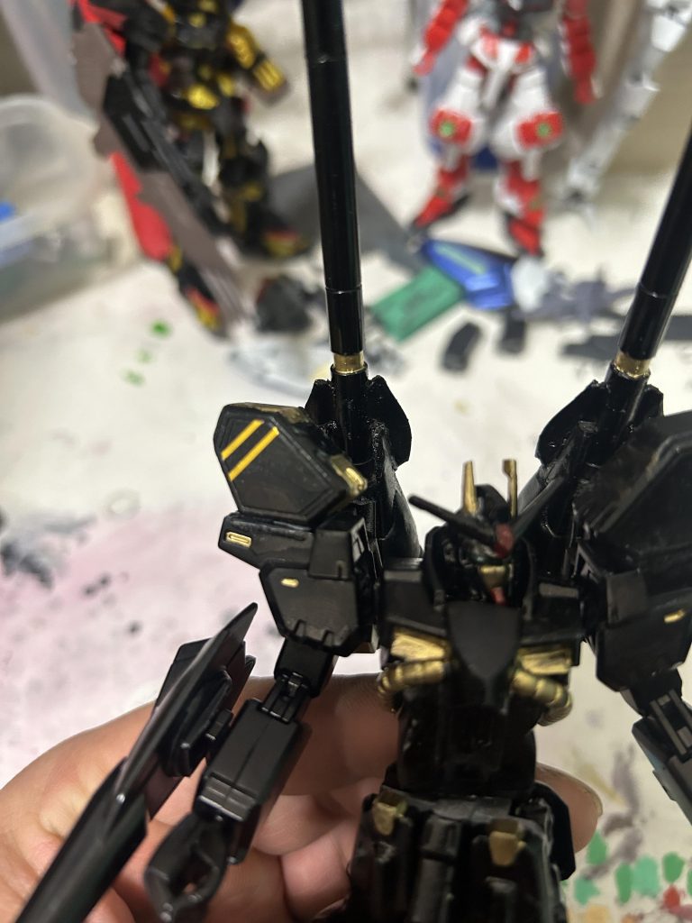 両肩に大型ミサイルポッドを装備させました。