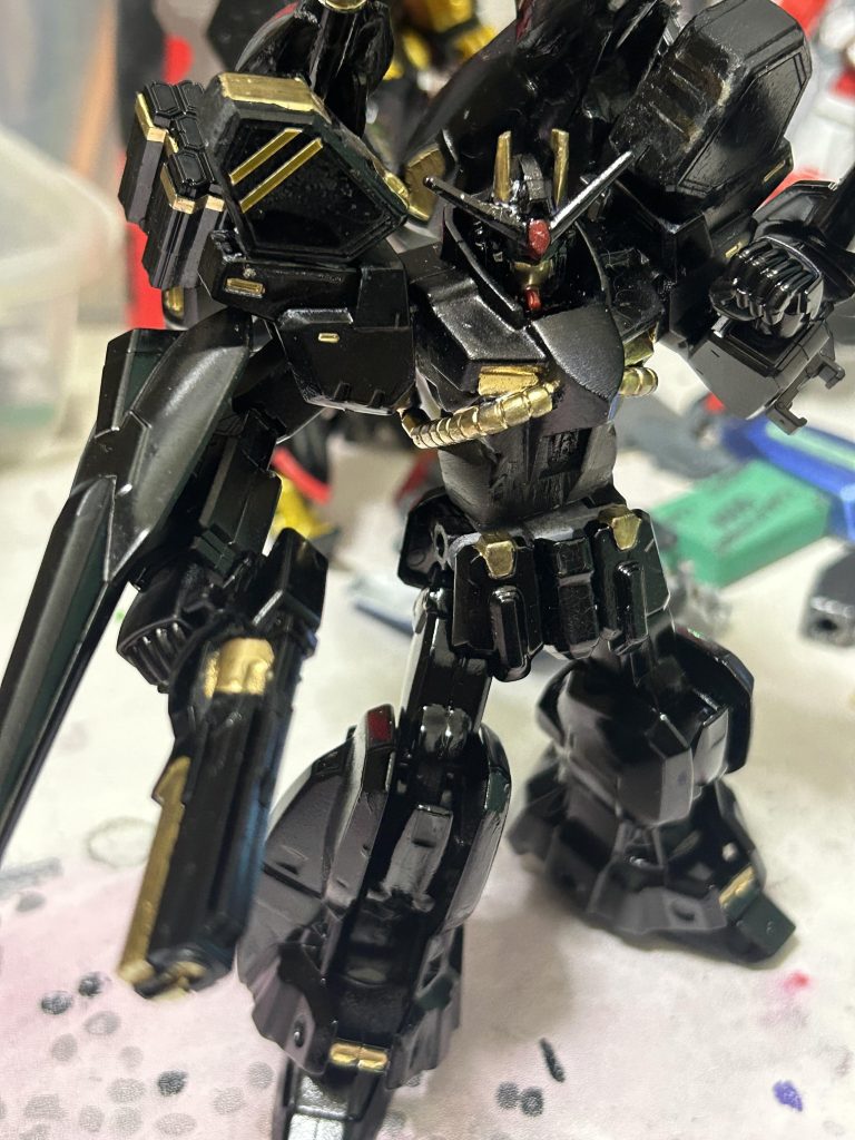 古いキットを使ったり、腰回りにプラ板で肉盛りして胴回りを長くしたりして、バランスをよくしてみたりしました。製作イメージはメサイア攻防戦で大破したレジェンドを修繕して、ドラグーンをオミットして別の性能を強化したってイメージです。ちなみに前作品のと同じく失敗したかな?って作品の一つで、今回少し弄り直して、完成させました。最初はラゴゥのビームキャノンは取り付けてませんでした。ミサイルポッドも取り付けてませんでしたが、今回の改造でだいぶ形になった気がします。今回はこれで以上になります。最後まで見ていただきありがとうございました。ではこれにて失礼しやす🫡