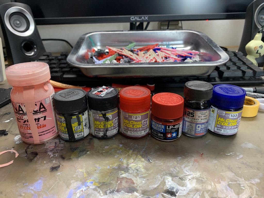 塗料サフ:ピンクサフ 赤の発色が良くなる気がす赤:ピュアリーメタリックレッド→クリアルージュ スーパーカーみたいな赤になる黒:メタリックブラック→クリアブラック(クリアルージュ10%) 黒光りに淡い赤が入る白:スターブライトアイアン シルバーと迷ったが黒赤基調にしたかったのでアイアンを採用クリアパーツ:ディープクリアブルー 武器のグラデーション