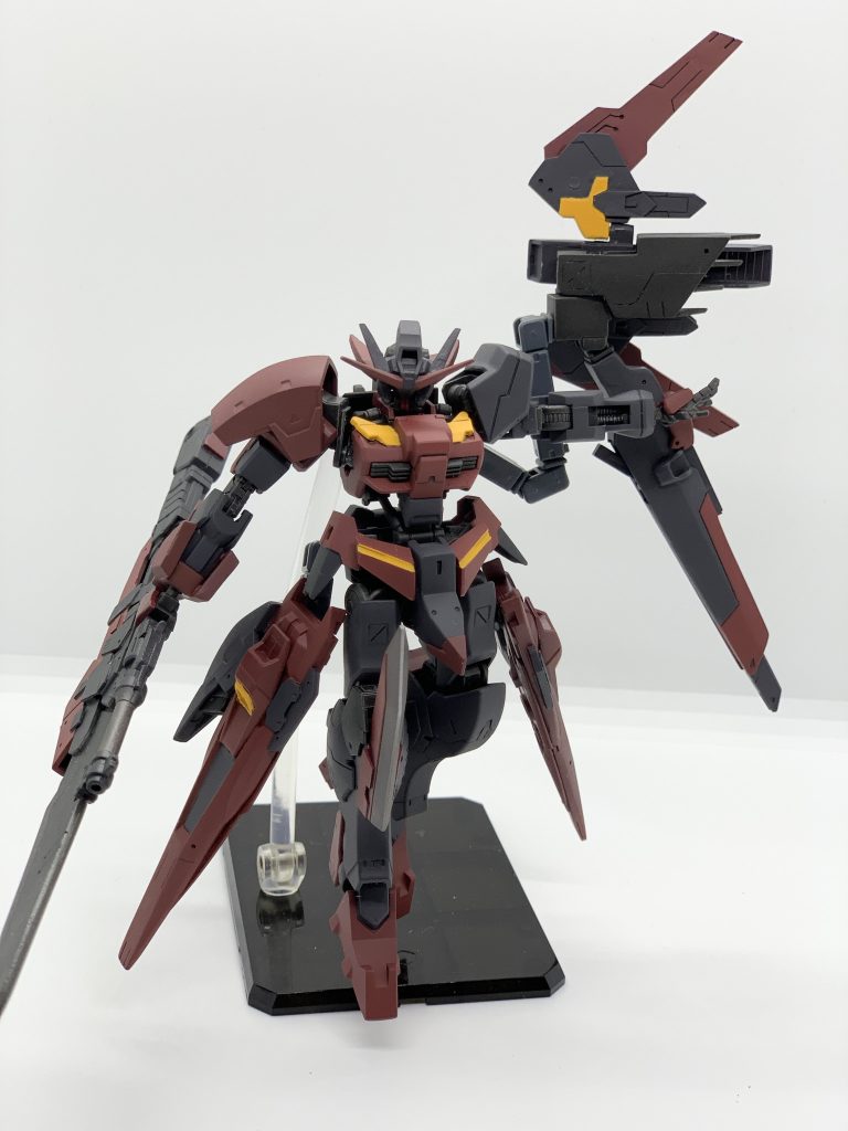 背部複合ユニット展開状態本機の特徴である背部ユニットのバインダーを展開することにより、エイハブ粒子を転用した特殊な粒子を広域にわたり散布し、ジャミングを行う。ジャミング自体の効果は、MS、MAが認識する映像自体に影響し自身の姿を別のもの(その他のMAやMS)へ変える、対象の姿を自身にするといったもの。ただし機体が捉える映像自体や受信したシグナルに対する効果のため、肉眼での観測やサーモカメラ等の熱源探知による本機の識別が可能。厄祭戦時、無人機で動くMAに対し最も効力を発揮し、複数のMAにジャミングを施し、同士討ちさせ自軍の損失を最小限に抑え、単騎制圧が可能であった。