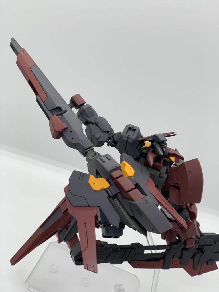 レールガン(ダインスレイヴ)通常弾と特殊弾頭3発が装填されている。射出された特殊弾頭は、ジャミングのアンテナ変わりにもなり、範囲の拡大ができる。