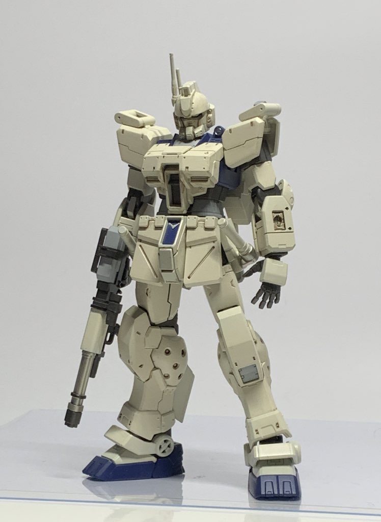 フレームアームズガールの肌色とティターンズブルーをメインに塗装して筆塗りで部分塗装しました