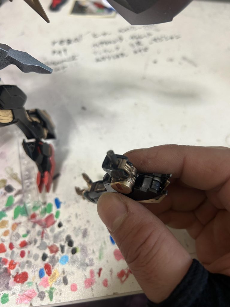 バルバトスルプスレクスの腕にいらないランナーのパーツをちょうどよい長さに調節して切って取り付けました。