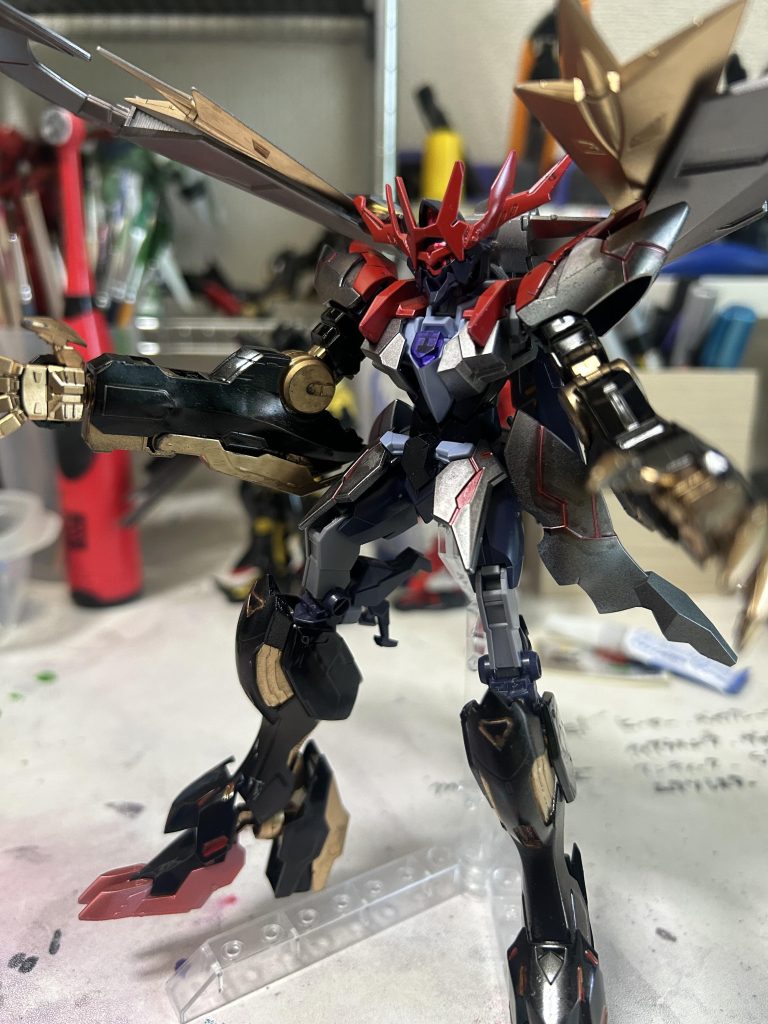 背中にはアストレイゴールドフレーム天のマガノイクタチを装備アルスアースリィのバックパックの接続部を切り、マガノイクタチに取り付けました。