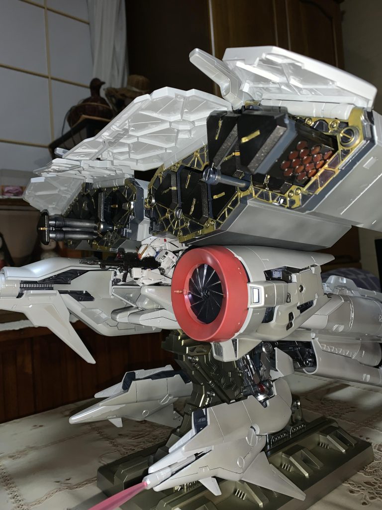 ミサイルポッドはラッカーの上に水性塗料を吹いて拭き取り台座はシルバーゴールド感