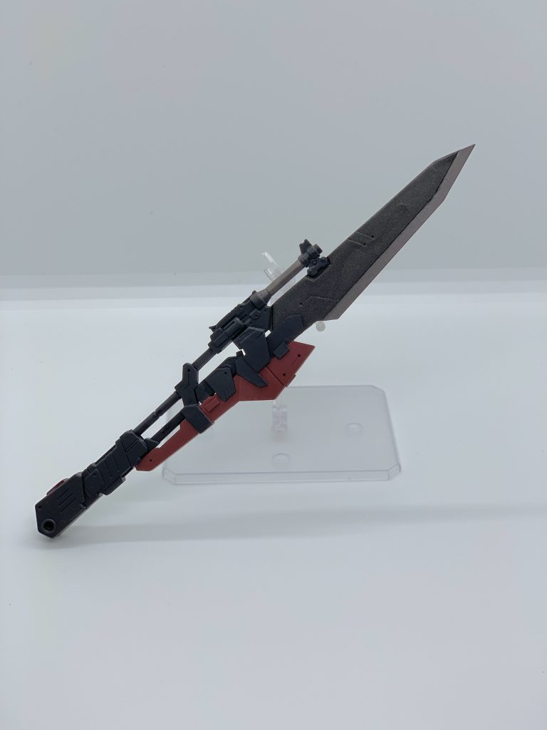 専用武装バスタード・グレイブモビルスーツのフレーム材に使用される希少金属で作られた大型ソードと130mm口径のショートバレルライフルを合わせた複合兵装。柄尻は打撃武器として使用可能