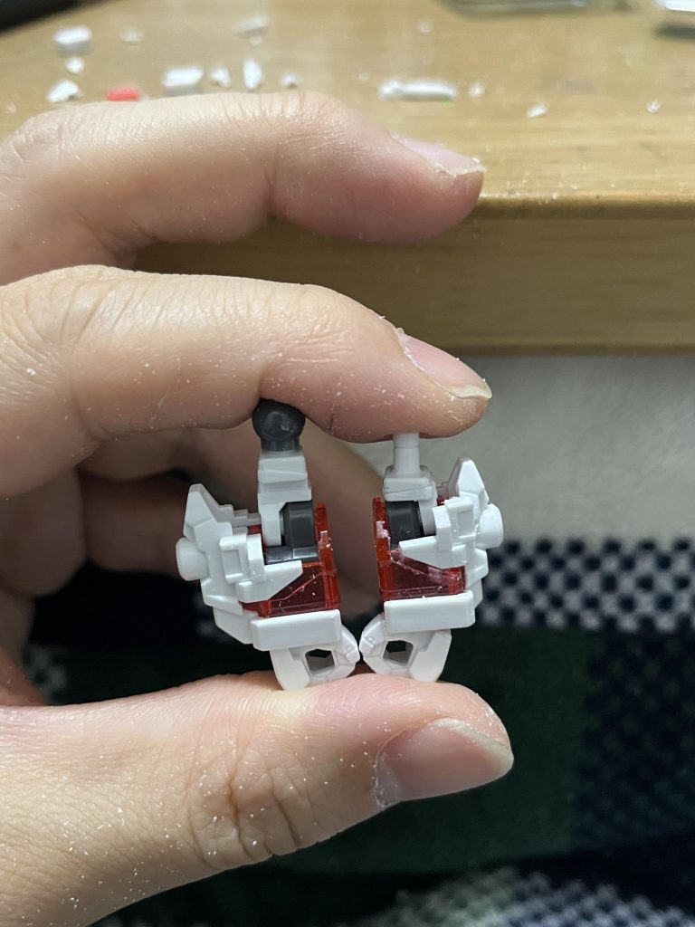 腕は縮めたうえに切り貼りしてボリュームダウン。