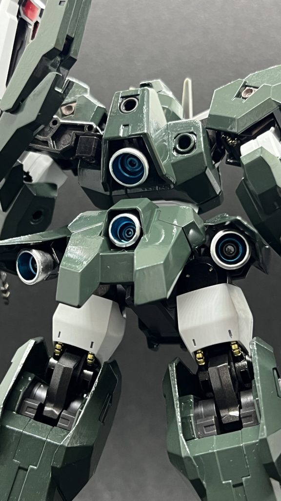 ガンダムマーカーでのバーニアの色分けが上手くいきました。また脚関節に水性ホビーカラーのゴールドを部分塗装。