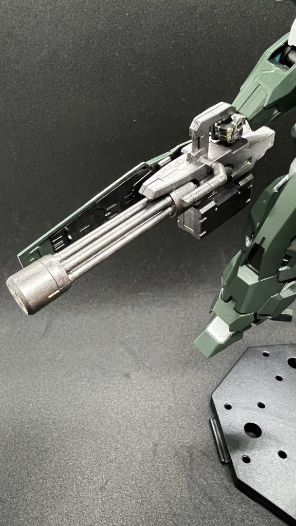 ガトリングは焼鉄で塗ってチタンゴールドで墨入れ。手は黒鉄で塗って関節にチタンゴールドで墨入れ。