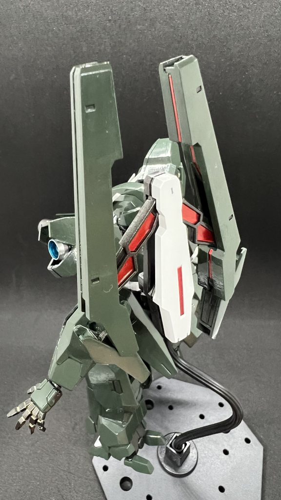 赤い部分は付属のシールの上にガンダムマーカーのメタリックレッドを塗って貼りました。