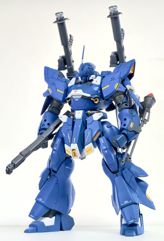 初めてデザインが公開された時から欲しいと思っていて、買ったら絶対に青にするぞと決めていたので1次で買えなかった時は絶望して何日か寝込みましたが、何とか手に入って妄想通りの仕上がりに出来て満足しました。これでならアレックスを...。