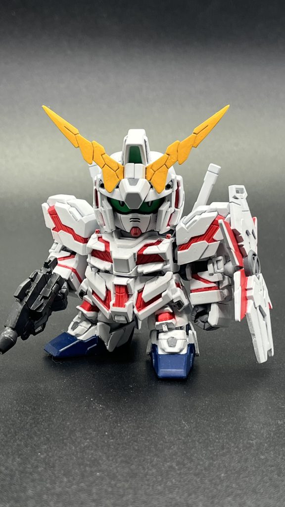 胴体、腕、脚、シールドは切って縮め。頭はトサカの左右で1ミリづつ幅増して、顔を可愛く整形。マグナムは薄っぺらかったので本体部分をプラ板で作ってパーツを切り貼り。