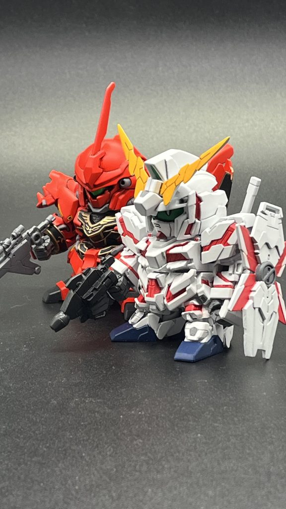 少し前に作ったシナンジュと共に。バンシィも一緒に並べたいけど、もう一度作るのはなぁ…