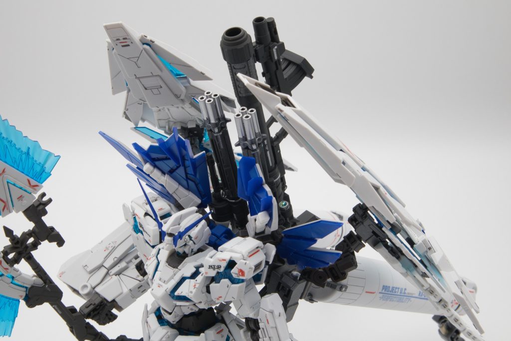 ユニコーン本体は特にいじらずそのまま作成。アームドアーマーDEはフルコーンの取り付けパーツのバズーカ差し込むところに入れれるようにジョイントを作成。フルコーンのガトリングジョイントパーツを加工してガトリングとバズーカと接続。グレネードランチャーはタッパみたいなのをプラ板で作成してマガジンを２つ付けれるように。