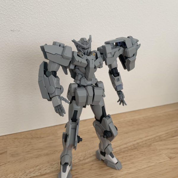 ガンダムアストレア2 HG 自作改造中ガンダムアストレア2がメタルビルドで発売され、アシンメトリーのスタイルを見て、コレは作らなければと思い一念発起。ガンダムアストレアタイプFをベースキットとして、とガンダムエクシアのパーツ、ダブルオーの腕と足を移植し、デュナメスのパーツを流用しながら、形状が違う部分は、プラ板を切り貼りして、素体を完成させました。サフ状態の写真ですが、コレからザンライザーを自作するのか検討中です。以前ホビージャパンの付録品であったザンライザーを漁り中。完成はいつになるやら鋭意各部品のディテールアップを制作中であります。  （2枚目）