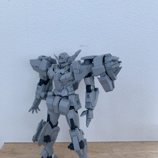 ガンダムアストレア2 HG 自作改造中ガンダムアストレア2がメタルビルドで発売され、アシンメトリーのスタイルを見て、コレは作らなければと思い一念発起。ガンダムアストレアタイプFをベースキットとして、とガンダムエクシアのパーツ、ダブルオーの腕と足を移植し、デュナメスのパーツを流用しながら、形状が違う部分は、プラ板を切り貼りして、素体を完成させました。サフ状態の写真ですが、コレからザンライザーを自作するのか検討中です。以前ホビージャパンの付録品であったザンライザーを漁り中。完成はいつになるやら鋭意各部品のディテールアップを制作中であります。  （1枚目）